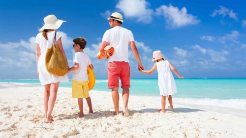 Domestic beach holidays get thumbs up from Australians