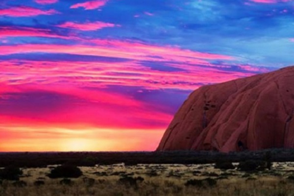 Uluru climb closes as hundreds scale sacred site on final day