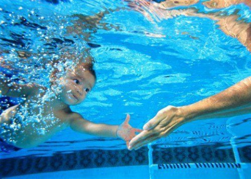 Swim School Provider urges parents to avoid infant ‘Sink or Swim’ survival lessons