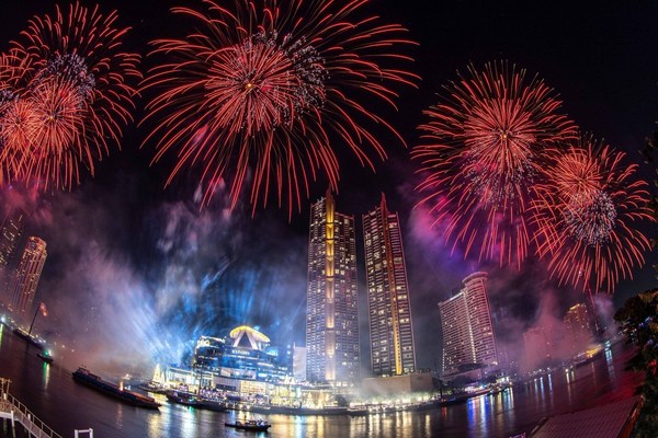 Thailand welcomes the New Year with 25,000 eco-friendly firework display