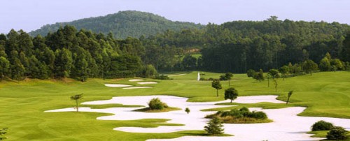 Only one Beijing golf course is legal, says law committee