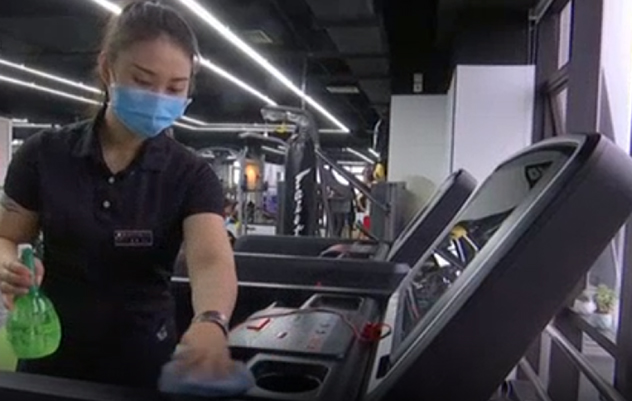 Reopened Beijing gyms demand exercisers wear face masks