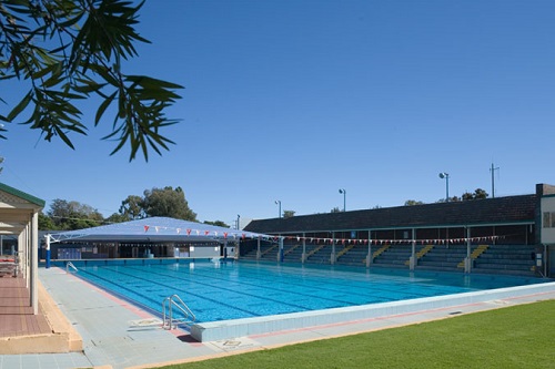 Drought affected NSW councils pledge to keep aquatic centres open
