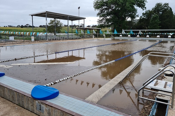 Flood waters inundate Molong Olympic Pool