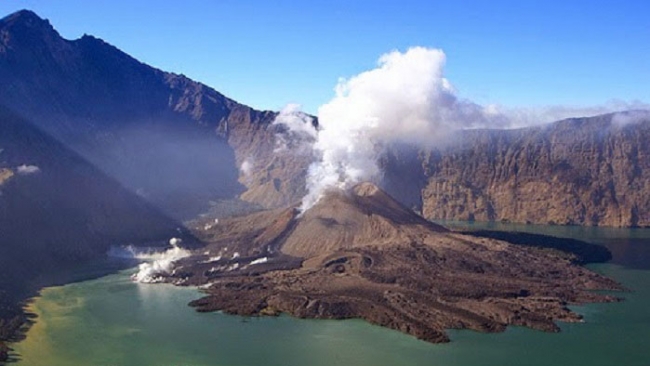 14 dead after major earthquake hits tourist island of Lombok