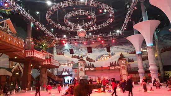 New Korean attraction combines waterpark and indoor snow