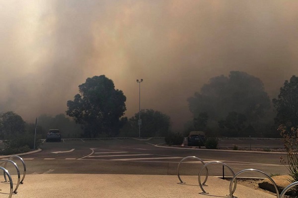 Guests at Perth attractions forced to flee from bushfire