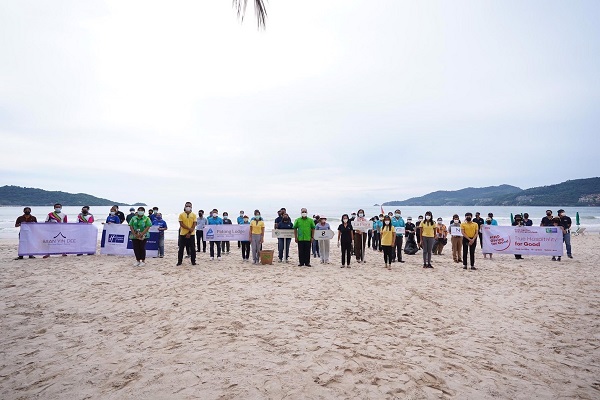 Phuket tourism stakeholders and community volunteers come together to remove rubbish from the island’s beaches