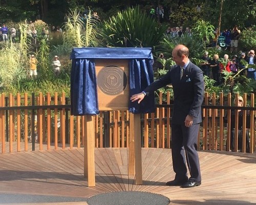 Prince Edward helps Royal Tasmanian Botanical Gardens mark bicentenary