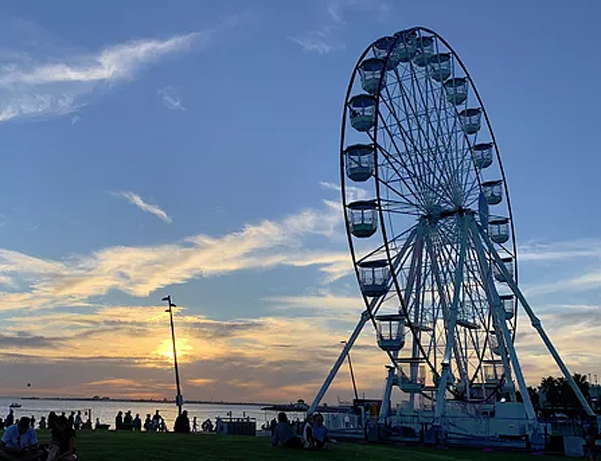 Giant Ferris Wheel makes winter season debut on the Sunshine Coast