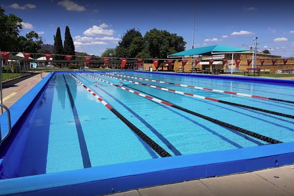 Tamworth Regional Council votes to open two seasonal pools despite high level drought restrictions