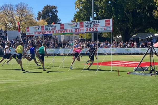 Capacity crowd watches return of the Stawell Gift