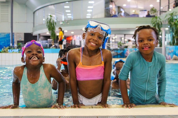 Multicultural Kalgoorlie adults and children dive into Swim and Survive