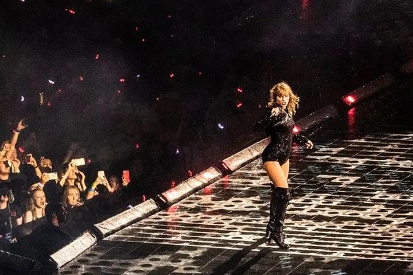 Apparent error sees Accor hotel group offer tickets for Taylor Swift’s 2024 Sydney concerts
