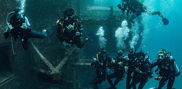 Ex-HMAS Tobruk wreck-dive experience attracts hundreds of visitors ...